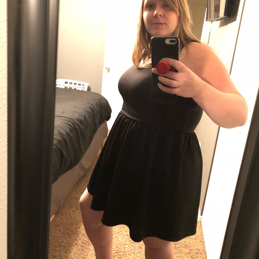 black dress with adorable pink zipper detail